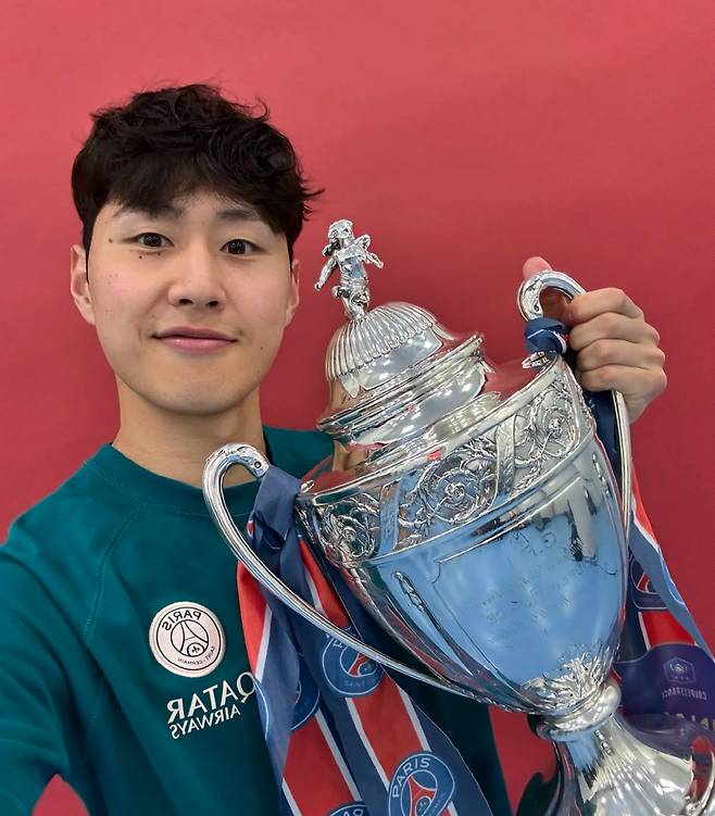 [스포츠조선 강우진 기자]이강인의 이탈리아 세리에A 이적설이 불붙고 있다. 행선지는 안토니오 콘테 감독의 나폴리다. 

이탈리아 코리에레 델로 스포르트는 25일(한국시각) 나폴리가 이강인 영입에 관심을 보이고 있다고 전했다.

매체는 '이강인은 파리 생제르망(PSG) 소속의 한국인 공격형 미드필더로 평가 금액은 높지만, 본인은 이적 의사를 가지고 있다'라고 주장했다. 사진=SNS