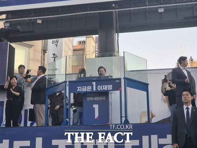 이재명 더불어민주당 대선 후보가 25일 대표적 캐스팅보트 지역인 충남을 찾아 지지층 확장에 나섰다. /송호영 기자