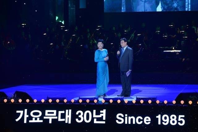 KBS 간판프로그램 '가요무대' 제작진이 가수들과의 자유로운 소통을 차단하면서 제작진을 향한 가요계 사람들의 '부글부글' 냉가슴 앓는 불만이 터져나오고 있다. /KBS '가요무대'