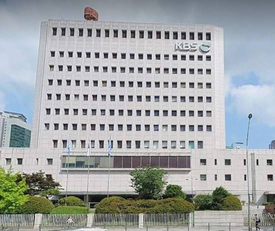 방송출입 제한에 가요계에서는 당장 '본말이 전도됐다'며 방송사 횡포에 반발하고 있다. 일부 매니저들은 가요제작자 단체와 연대해 보이콧을 언급하기도 한다. 사진은 KBS 별관. /KBS