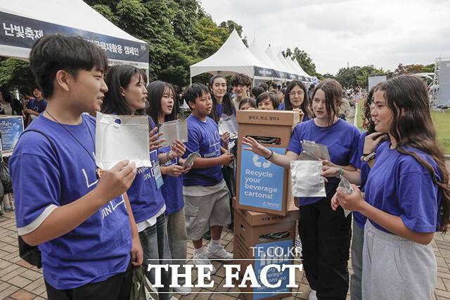 글로벌 식품 전처리 및 포장 기술 선도 기업 테트라팩 코리아가 24일 서울 마포구 상암동 월드컵공원 서울에너지드림센터 앞 잔디광장에서 제13회 '2025 난빛축제'를 개최한 가운데 테트라팩 에코 서포터즈와 나우리 중등연합 학생들이 멸균팩 재활용 수거 캠페인의 중요성에 대해 대화하고 있다. /테트라팩 코리아