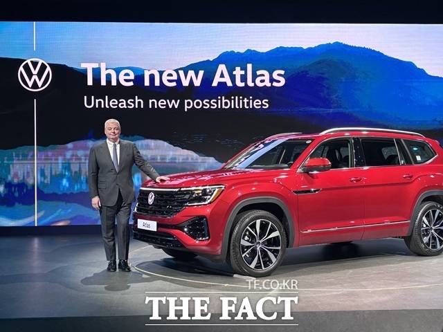 폭스바겐코리아는 26일 인천 중구 스튜디오 파라다이스에서 '더 뉴 아틀라스' 미디어 론칭 행사를 열고 국내 출시를 공식 발표했다. 틸 셰어 폭스바겐그룹코리아 사장은 "독일의 정밀함으로 만들어졌고 미국에서 생산됐다"며 "미국 가족들의 일상에서 이미 검증된 모델"이라고 말했다. /인천=황지향 기자