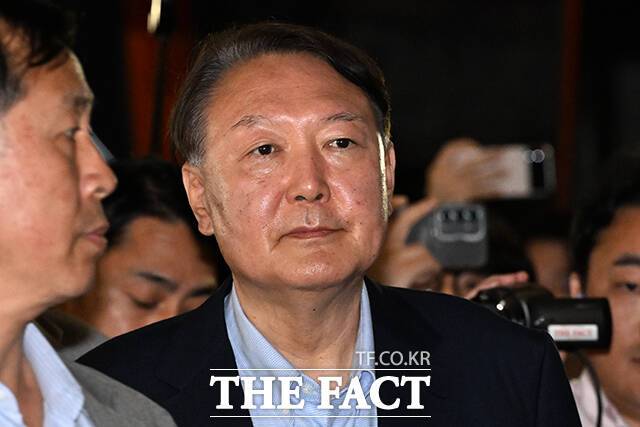 시민단체들이 재판부의 구속취소 결정으로 석방된 윤석열 전 대통령의 재구속을 촉구하는 서명을 법원에 제출했다. 사진은 윤 전 대통령이 지난 21일 서울 동대문의 한 영화관을 찾아 영화 '부정선거, 신의 작품인가' 관람을 마치고 영화관을 나서고 있는 모습. /서예원 기자