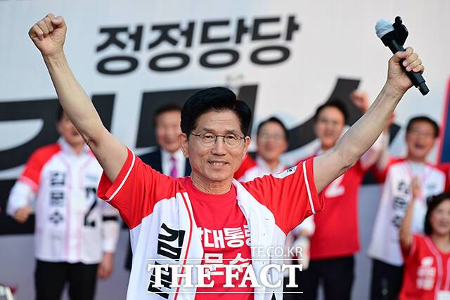 김문수 국민의힘 대선 후보가 26일 오후 서울 도봉구 방학사거리에서 열린 노원·도봉·강북 집중유세에서 지지자들에게 두 팔 벌려 인사하고 있다. /남윤호 기자