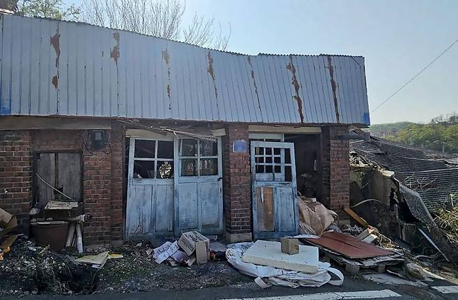 15일 경기 연천군 백의2리에 출입문과 지붕이 부서진 빈집이 방치돼있다. 이지은 기자