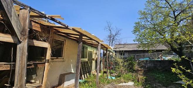 15일 경기 연천군 백의2리의 한 빈집. 해당 빈집은 소유권을 상속받은 자녀들이 처분을 미루는 사이 지붕 일부가 무너져버렸다 . 이지은 기자