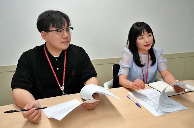 이정빈(31) 롯데마트 식품PB개발2팀 MD(왼쪽)와 최아름(42) 롯데마트 식품PB개발2팀 MD(오른쪽)가 서울 송파구 롯데마트 본사에서 아시아경제와 인터뷰하고 있다. 롯데마트 제공.