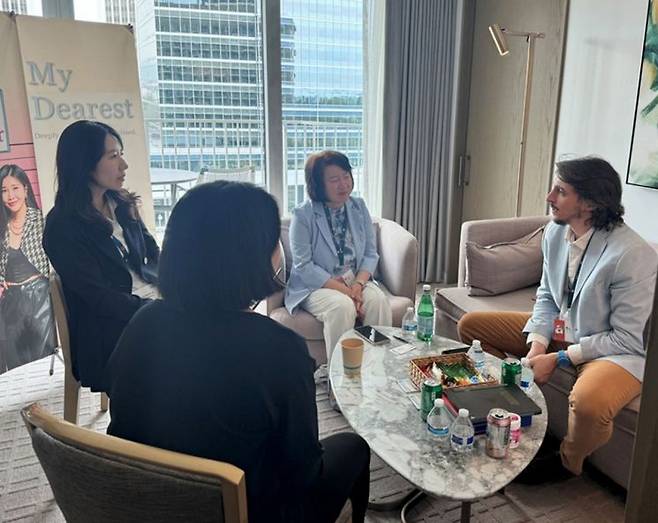 국내 방송 관계자들이 LA 스크리닝에서 해외 바이어와 콘텐츠 수출 계약을 논의하고 있다.