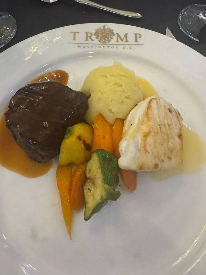 트럼프 밈코인 만찬에서 나온 스테이크. 와이어드 홈페이지