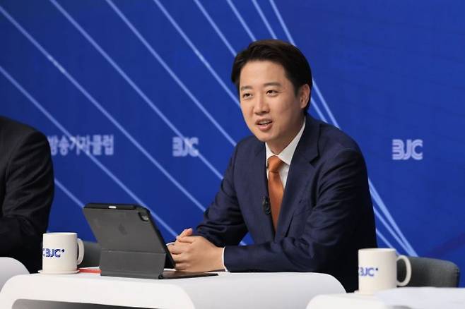 방송기자클럽 초청 토론회 참석한 이준석 후보    (서울=연합뉴스) 류영석 기자 = 개혁신당 이준석 대선 후보가 26일 서울 양천구 한국방송회관에서 열린 한국방송기자클럽 초청 토론회에서 참석자들과 대화를 나누고 있다. 2025.5.26 [공동취재]    ondol@yna.co.kr(끝)＜저작권자(c) 연합뉴스, 무단 전재-재배포, AI 학습 및 활용 금지＞