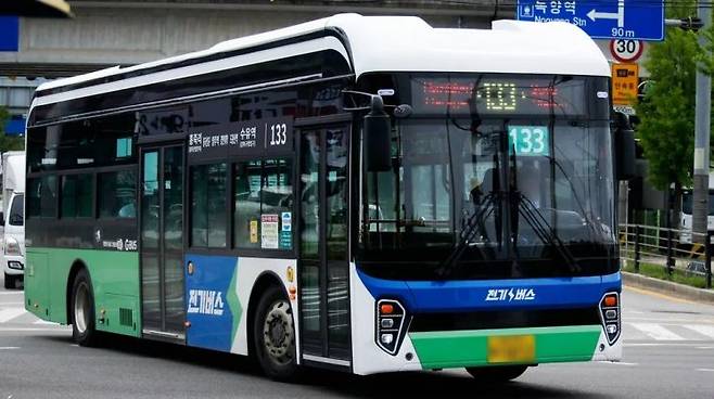의정부시가 오는 6월 1일부터 흥선호원권역을 경유하는 133번 시내버스 노선의 운행 차량을 기존 9대에서 10대로 증차해 운행한다. 의정부시 제공