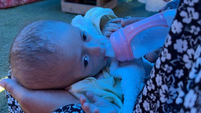 시와르는 알레르기 반응으로 인해 특수 분유를 먹어야 한다