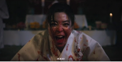‘신명’ 김규리, 피 묻은 얼굴로 절규 (사진: 열공영화제작소)