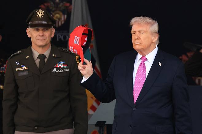 도널드 트럼프 미국 대통령이 24일 뉴욕 웨스트포인트에서 열린 2025년 미 육군사관학교 졸업식에서 졸업식 연설을 마친 후 모자를 벗고 있다/AFP 연합뉴스