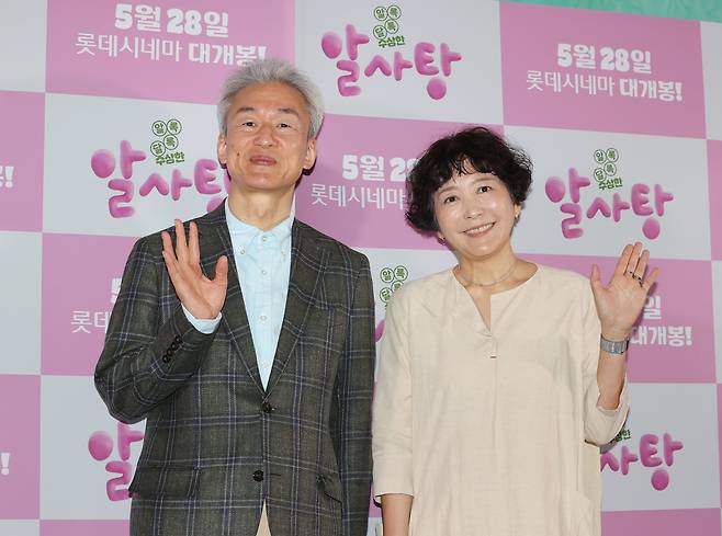 23일 서울 광진구에서 열린 ‘알사탕’ 시사회에서 와시오 다카시(왼쪽) 프로듀서와 백희나 작가가 인사하고 있다. /연합뉴스