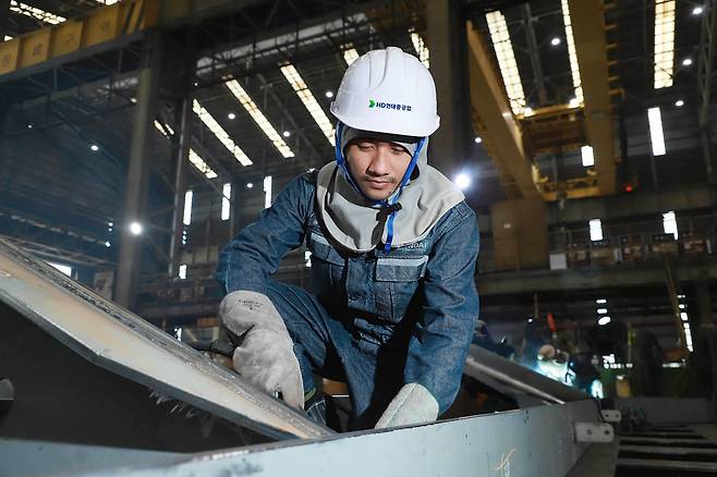 울산 조선소에서 한 외국인 근로자가 본격적으로 용접을 하기 전 준비 작업을 하고 있다./HD현대중공업