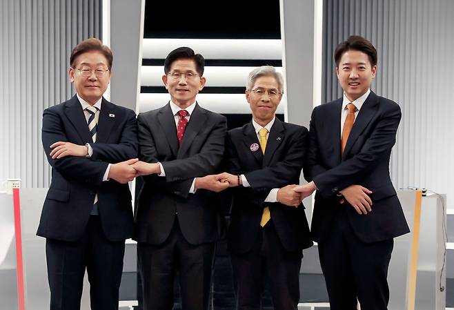 이재명 더불어민주당(왼쪽부터), 김문수 국민의힘, 이준석 개혁신당, 권영국 민주노동당 대통령 후보가 23일 서울 영등포구 KBS본관 스튜디오에서 중앙선거방송토론위원회 주관 제21대 대통령선거 2차 후보자 토론회 시작에 앞서 기념 촬영을 하고 있다. /뉴스1
