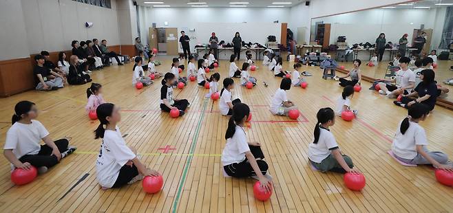 24일 오후 서울 성북구 국민대학교에서 여성 아동 전문 보육원 선덕원 아이들과 국민대 체육대학 관계자들이 '행복한 스포츠캠프' 프로그램에서 자이로토닉 수업을 진행하고 있다. /박성원 기자