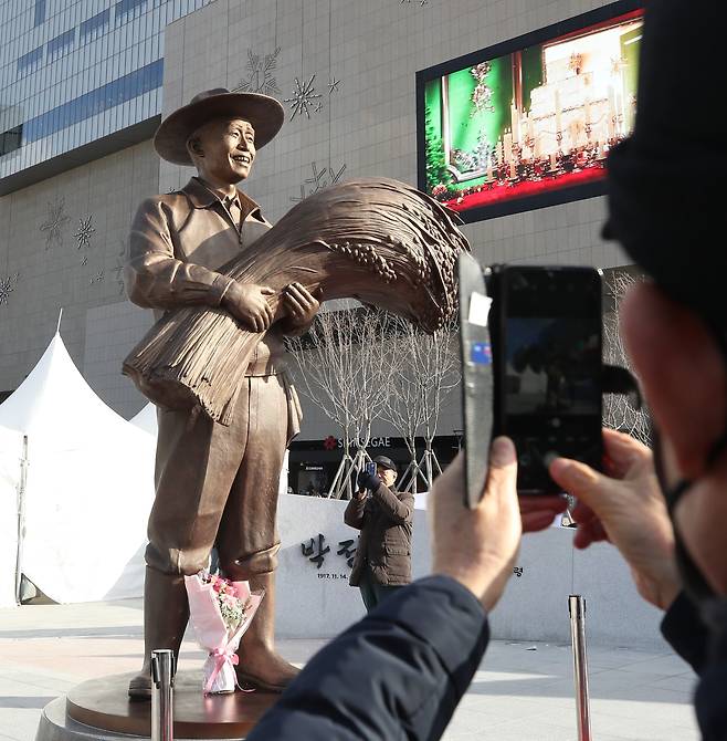 지난해 12월 23일 대구 동구 동대구역 광장에서 열린 '박정희 대통령 동상 제막식' 현장에서 시민들이 동상을 휴대전화로 찍고 있다./김동환 기자