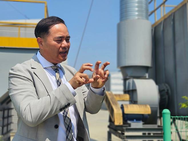 천상욱 SBTL첨단소재 대표가 파우치 필름 제조 과정을 설명하고 있다./권유정 기자