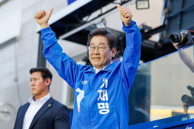 이재명 더불어민주당 대통령 후보가 캐스팅보트인 충청권 공략에 나선 25일 오후 충남 천안시 신부문화거리를 찾아 유세를 마친 뒤 인사하고 있다. /뉴스1