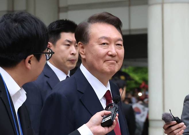 윤석열 전 대통령이 지난 19일 서울 서초구 중앙지방법원에서 열린 내란 우두머리 혐의, 직권남용 권리행사방해 혐의 사건 4차 공판을 마친 뒤 법정을 나서고 있다. /뉴스1