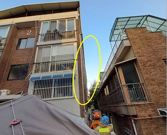 경기 수원시 한 다세대주택 외벽이 부푼 모습. /경기도소방재난본부 제공