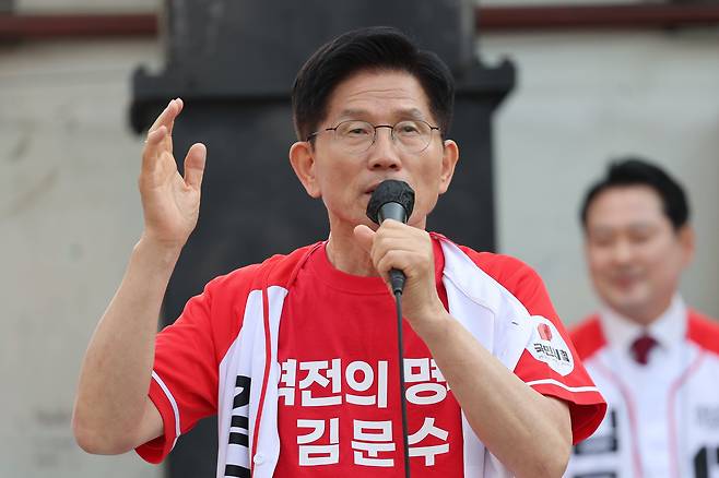 김문수 국민의힘 대선 후보가 25일 오후 충남 서산시 중앙통 로데오거리에서 집중유세를 하고 있다. /뉴스1