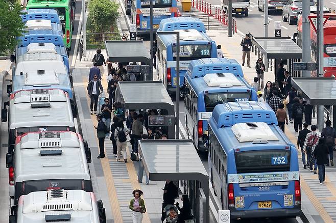 서울 중구 서울역 버스환승센터에서 시민들이 버스를 이용하고 있다. /뉴스1