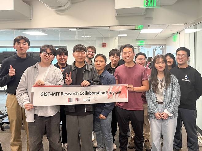 GIST 연구진이 MIT Media Lab과 함께 멀티모달 인공지능 기술 협력 방안을 논의하고 있다./GIST