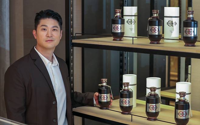 지난달 24일 오전 서울 신세계면세점 명동점에서 가수 겸 미식가 최자가 조선비즈와 인터뷰 전 본인이 만든 복분자 와인과 함께 사진 촬영을 하고 있다. /박성원 기자