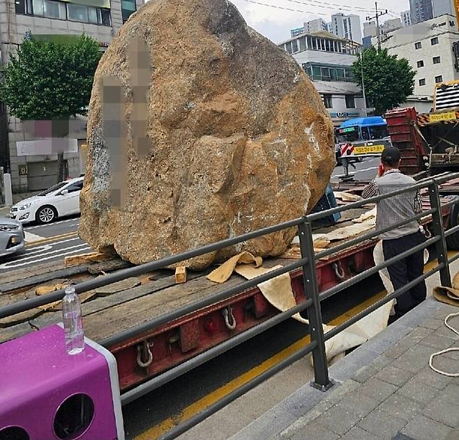 서울 동대문구 이문동 한 신축 아파트 단지에 설치되는 대형 조경석. /인터넷 캡처