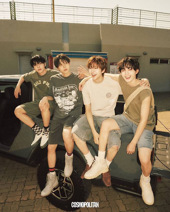 (왼쪽부터, 아마루)아치 레터링 워싱 티셔츠, 아치 레터링 스웨트팬츠 모두 Jeep. (주왕)피그먼트 아트워크 티셔츠, 아치 레터링 스웨트팬츠 모두 Jeep. (동현)멀티 와펜 그래픽 티셔츠, 카고 데님 쇼츠 모두 Jeep. (케이주)빈티지 워싱 슬리브리스, 와펜 데님 쇼츠, 빈티지 레터링 캔버스 크로스 백 모두 Jeep.