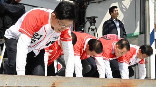 국민의힘 김문수(맨왼쪽) 대선 후보가 14일 진주시 광미사거리에서 지지자들에게 큰절을 하고 있다.김승권