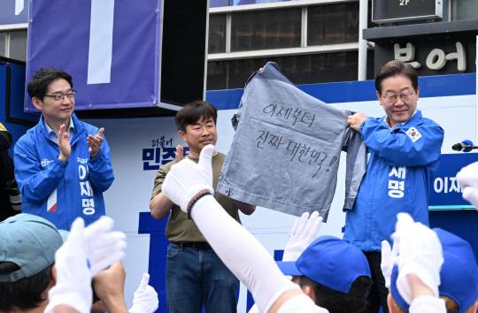 더불어민주당 이재명 대선 후보가 14일 창원시 성산구 상남동 분수광장에서 열린 집중 유세에서 송순호 경남도당위원장으로부터