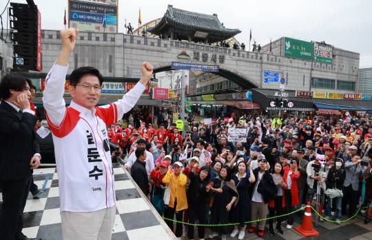 국민의힘 김문수 대선 후보가 16일 오전 수원시 팔달구 지동교에서 집중 유세에 나서 시민들에게 지지를 호소하고 있다.이지훈기자