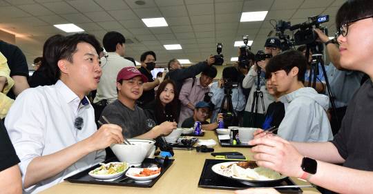 개혁신당 이준석 대선 후보가 22일 오전 인천시 미추홀구 인하대학교에서 '학식먹자 이준석' 행사를 하고 있다. 조재현기자