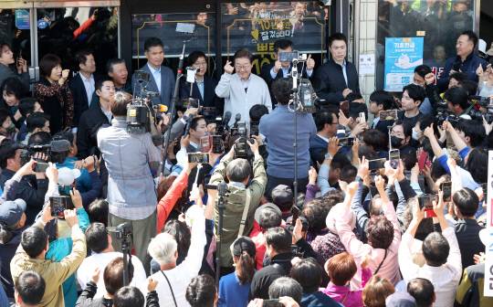 지난 11일 골목골목 민심을 청취하는 경청 투어에 나선 이재명 더불어민주당 대선후보가 7일 진안군 진안시외버스공용정류장 인근에서 시민들에게 인사하고 있다. /조현욱