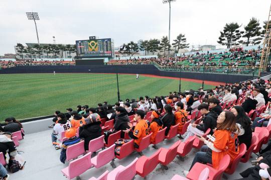 지난 3월 8일 한화 이글스의 제2의 홈인 청주 야구장에서 프로야구 시범경기가 13년 만에 열리고 있다. 연합뉴스