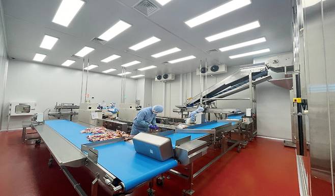 명랑시대 작업자들이 금속검출기와 중량체크를 통해 안전성과 품질을 검수하고 있다. 명랑시대 제공