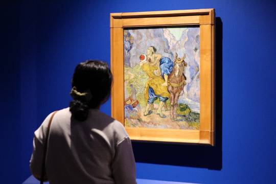 대전시립미술관에서 진행중인 '불멸의 화가 반 고흐 in 대전' 전시에서 한 관람객이 고흐의 1890년대 작인'착한 사마리아인' 앞에서 집중해 감상하고 있다. 김영태 기자