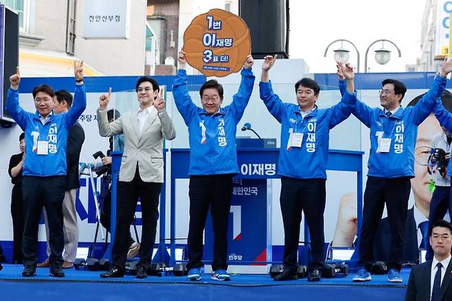 이재명 더불어민주당 대선 후보가 25일 충남 천안시 동남구 천안 신부문화거리에서 열린 유세에서 시민들에게 투표를 독려하고 있다. ⓒ뉴시스