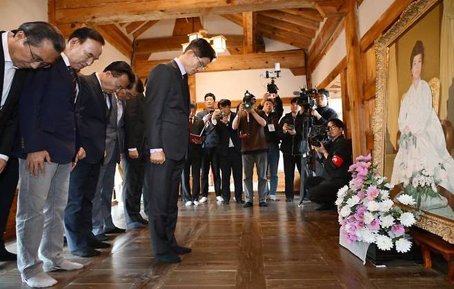김문수 국민의힘 대선 후보가 25일 오전 충북 옥천군 故 육영수 여사 생가를 찾아 참배하고 있다. ⓒ데일리안 방규현 기자