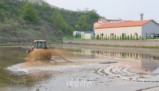 맞춤형 비료액비 살포 모습. ⓒ여주한돈협회 영농조합법인