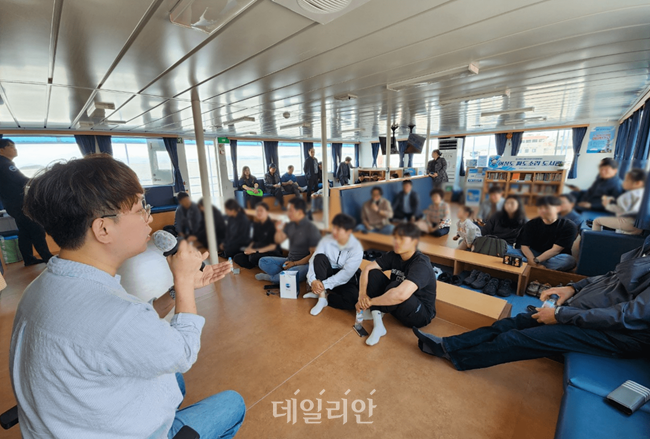 지난해 5월 어청카훼리호 내 '파도소리 도서관'에서 열린 북콘서트 모습. ⓒ한국해양교통안전공단