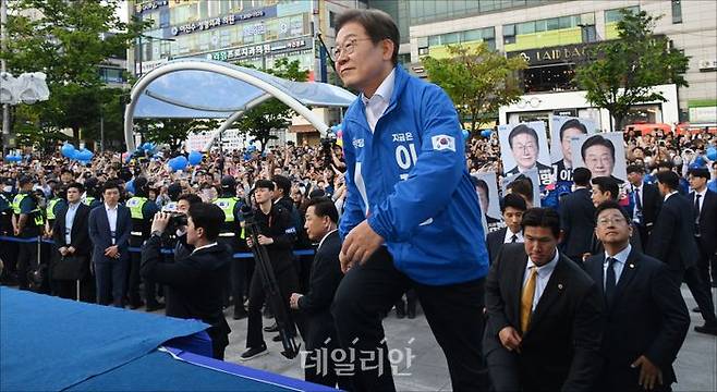 이재명 더불어민주당 대선 후보가 지난 24일 경기 안산시 안산문화광장에서 연설을 위해 유세차량에 오르고 있다. ⓒ데일리안 홍금표 기자