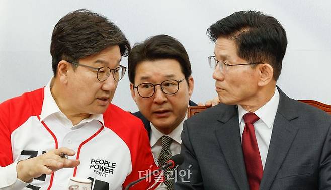 국민의힘 김문수 대선 후보(오른쪽), 권성동 원내대표(왼쪽)와 신동욱 수석대변인(가운데)이 대화를 나누고 있다. ⓒ데일리안 방규현 기자