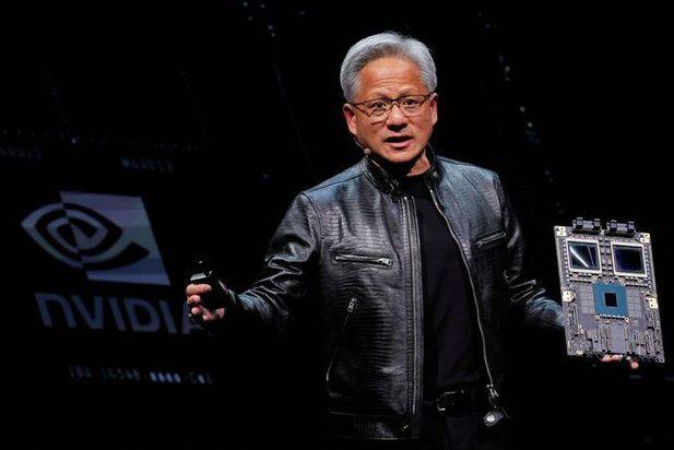 젠슨 황 엔비디아 최고경영자(CEO)가 지난해 6월 2일 타이베이 국립대만대 종합체육관에서 열린 ‘컴퓨텍스 2024’ 기조연설에서 AI가속기 블랙웰 제품을 선보이고 있다. ⓒ로이터/연합뉴스