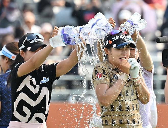 박현경이 25일 경기 여주시 페럼클럽(파72)에서 열린 한국여자프로골프(KLPGA)투어 E1 채리티오픈 정상에 오른 뒤 동료들로부터 축하 물세례를 받고 있다. 박현경은 이날 대회의 취지를 살려 우승 상금 전액(1억8000만 원)을 기부했다. KLPGA투어 제공