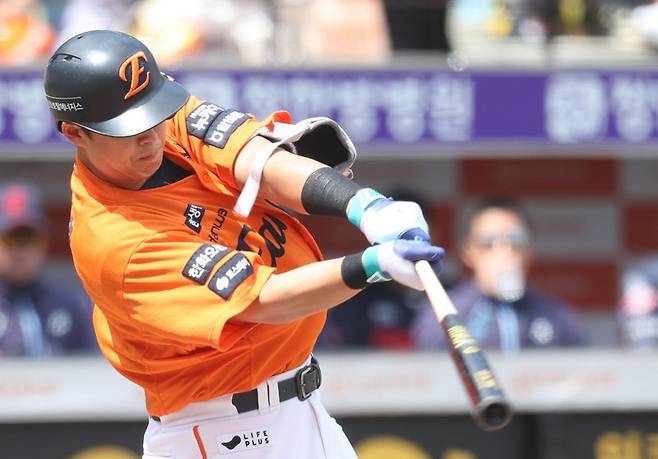 프로야구 한화 4번 타자 노시환이 25일 대전 한화생명 볼파크에서 열린 롯데와의 안방경기 1회말 우측 담장을 넘기는 3점 홈런(시즌 11호)을 치고 있다. 노시환은 2회말에도 적시타를 추가하며 이날 4타점 맹활약을 펼쳤다. 한화 제공